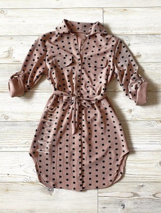 Rochie ieftina casual stil camasa roz cu puncte mari si cordon in talie