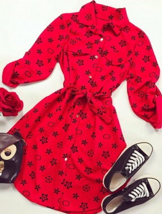 Rochie ieftina casual stil camasa rosie cu stelute si cordon in talie
