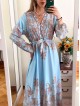 Rochie eleganta lunga bleo cu imprimeu floral auriu, maneci largi si cordon in talie
