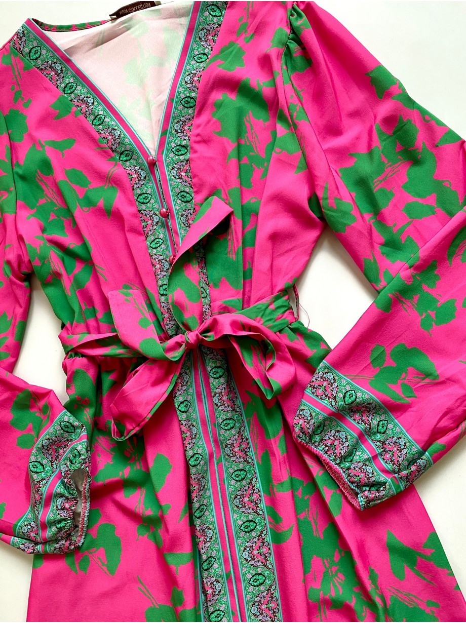 Rochie eleganta lunga roz cu imprimeu floral verde, maneci largi si cordon in talie
