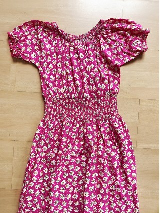 Rochie midi de vara roz cu imprimeu floricele - Eleganța Delicată