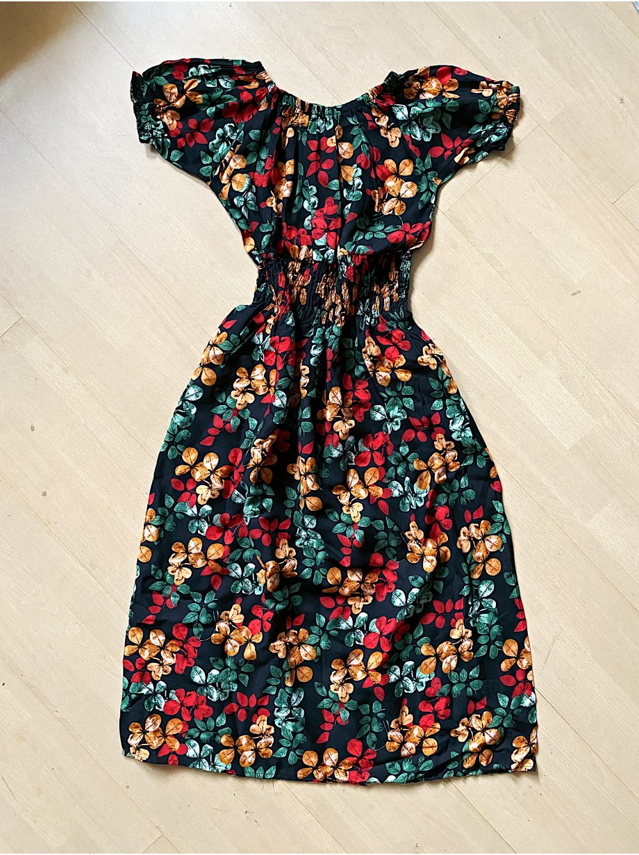 Rochie midi de vara neagra cu imprimeu flori - Eleganta si Casual