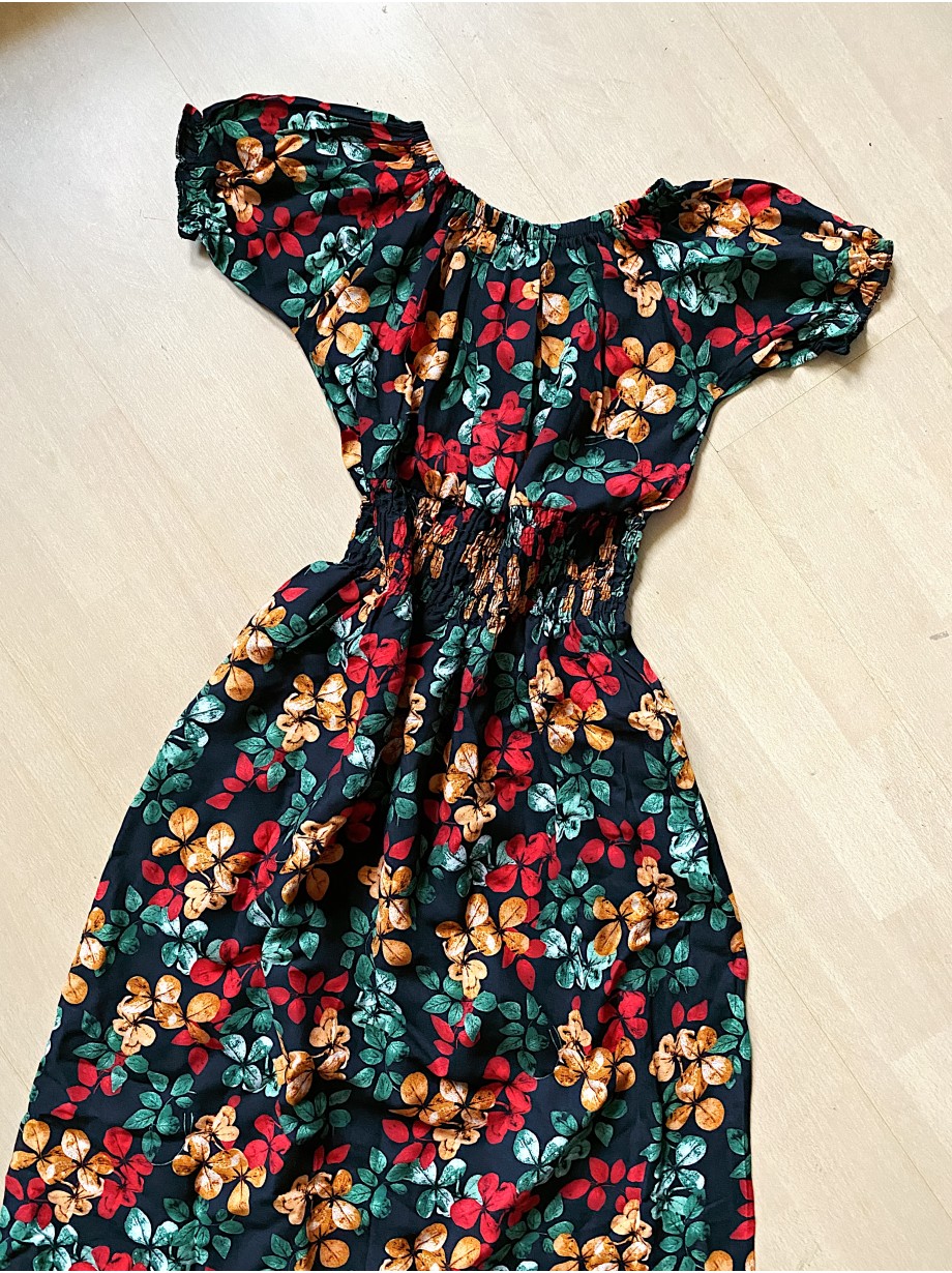 Rochie midi de vara neagra cu imprimeu flori - Eleganta si Casual