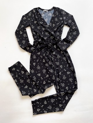 Salopeta dama casual lunga neagra cu artificii albe si cordon in talie