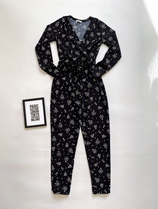 Salopeta dama casual lunga neagra cu artificii albe si cordon in talie