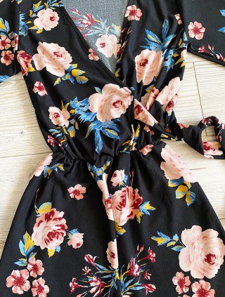 Salopeta dama casual scurta neagra cu imprimeu flori roz