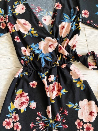 Salopeta dama casual scurta neagra cu imprimeu flori roz