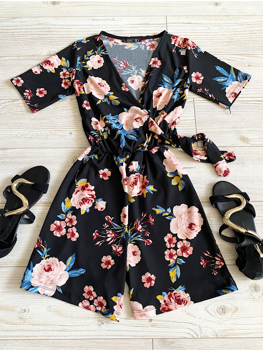 Salopeta dama casual scurta neagra cu imprimeu flori roz