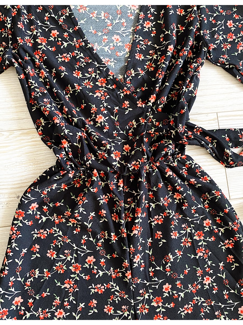 Salopeta dama casual scurta neagra cu imprimeu flori rosii mici