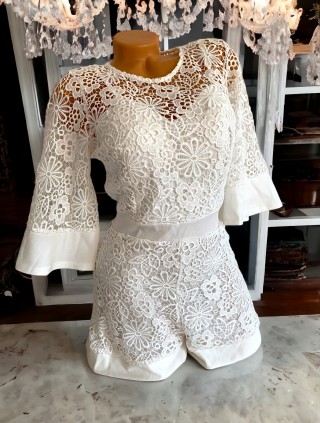 Salopeta dama scurta cu dantela alba si maneci clopot