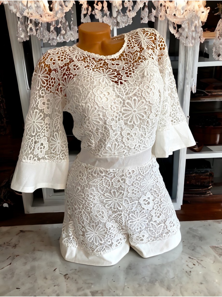 Salopeta dama scurta cu dantela alba si maneci clopot