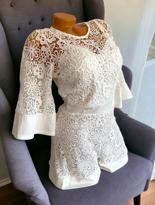 Salopeta dama scurta cu dantela alba si maneci clopot