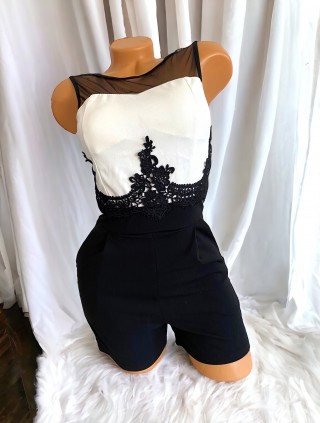 Salopeta dama scurta alba cu negru si aplicatii dantela