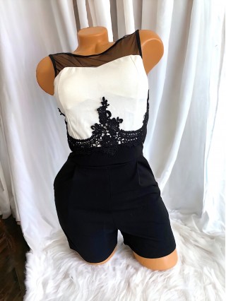 Salopeta dama scurta alba cu negru si aplicatii dantela