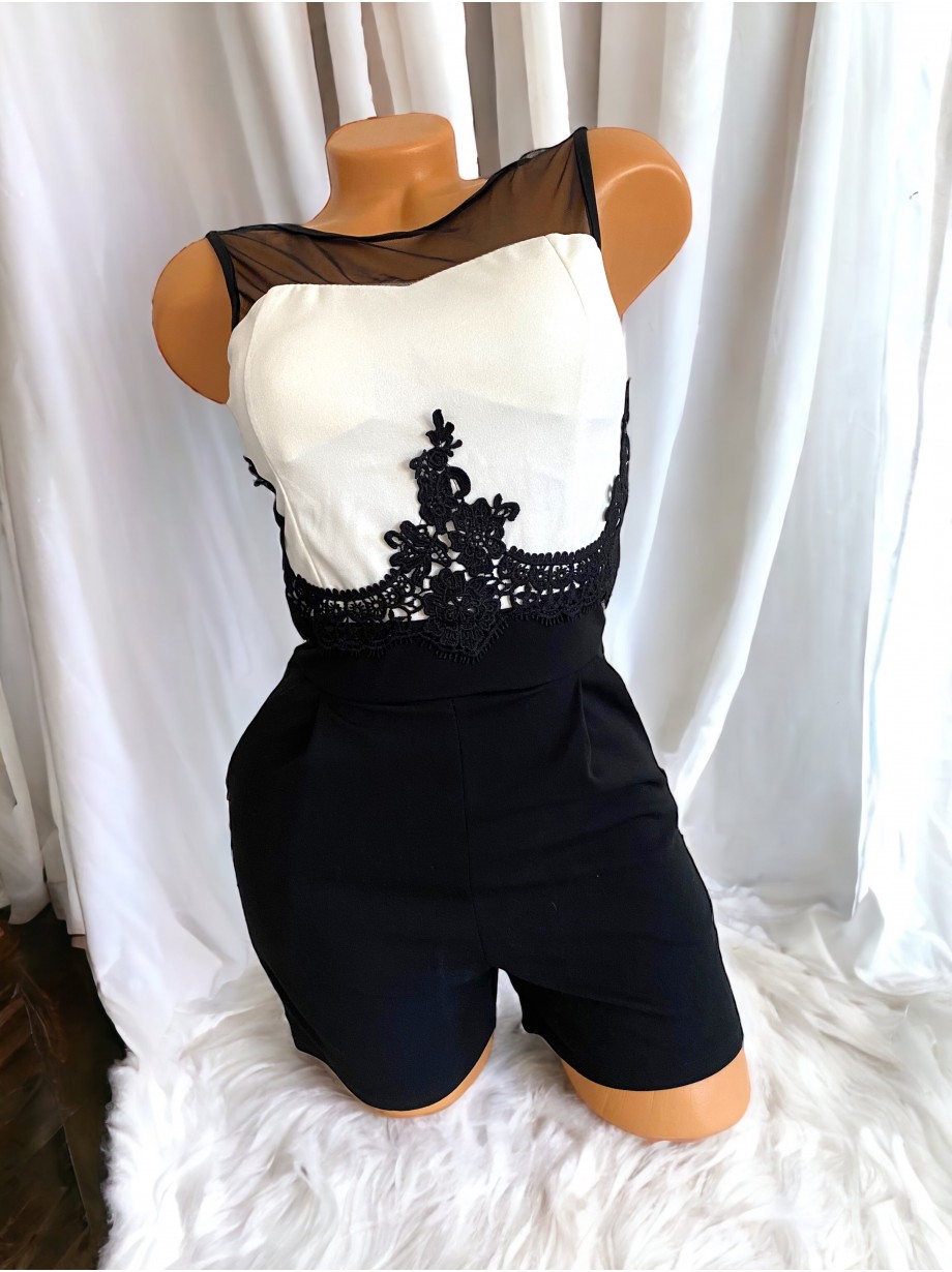 Salopeta dama scurta alba cu negru si aplicatii dantela