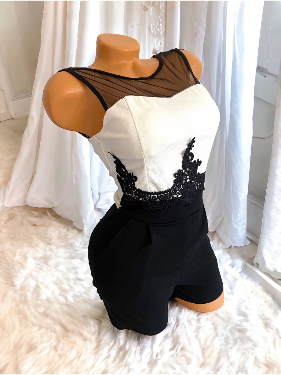 Salopeta dama scurta alba cu negru si aplicatii dantela