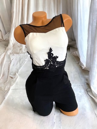 Salopeta dama scurta alba cu negru si aplicatii dantela