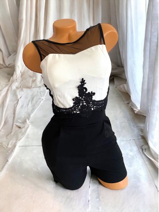 Salopeta dama scurta alba cu negru si aplicatii dantela