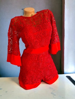 Salopeta dama scurta cu dantela rosie si maneci clopot