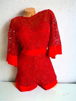 Salopeta dama scurta cu dantela rosie si maneci clopot