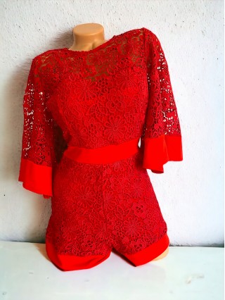 Salopeta dama scurta cu dantela rosie si maneci clopot