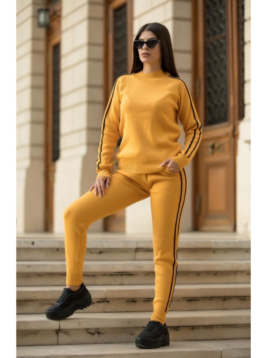Trening dama lung din tricot galben cu dungi subtiri maro