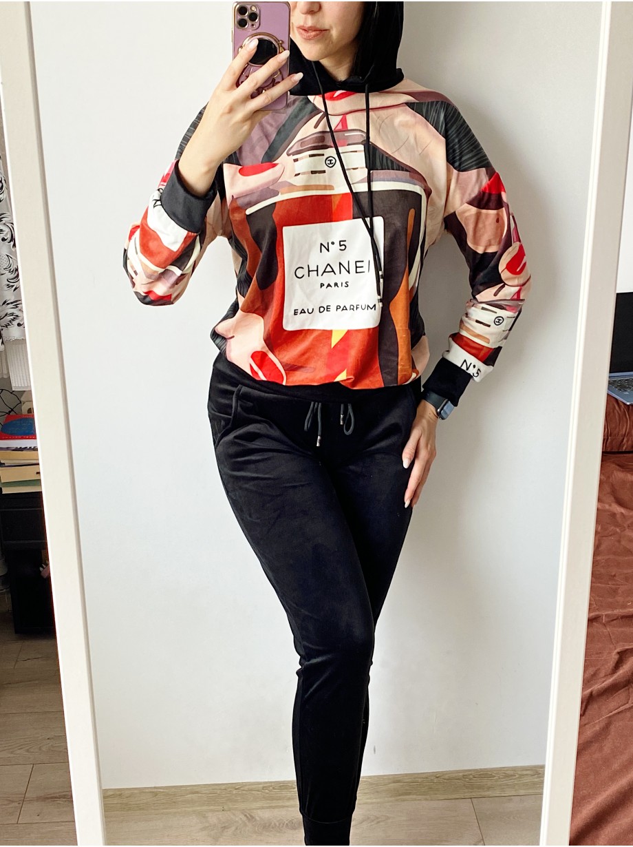 Trening dama din CATIFEA cu pantaloni lungi negri cu snur si bluza cu gluga imprimeu CHANEI NO5