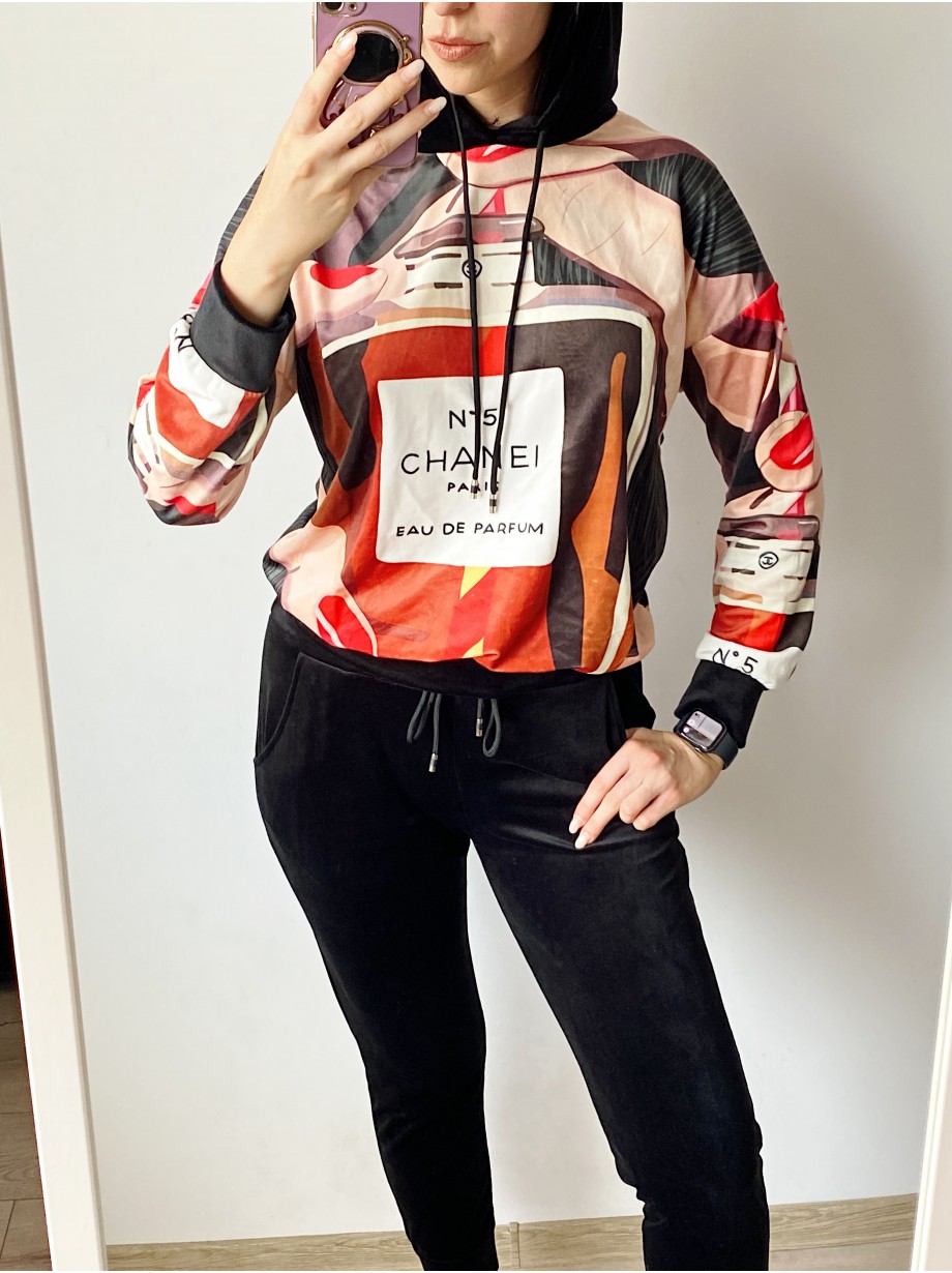 Trening dama din CATIFEA cu pantaloni lungi negri cu snur si bluza cu gluga imprimeu CHANEI NO5
