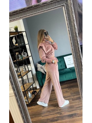 Trening dama superb roz din catifea cu pantaloni largi si bluza cu umeri bufanti