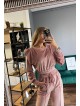 Trening dama superb roz din catifea cu pantaloni largi si bluza cu umeri bufanti
