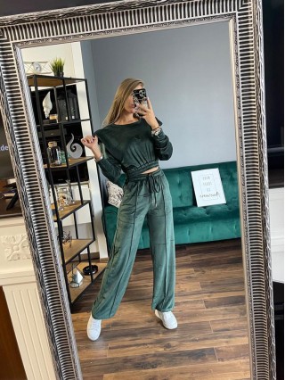 Trening dama superb verde din catifea cu pantaloni largi si bluza cu umeri bufanti
