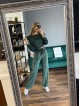 Trening dama superb verde din catifea cu pantaloni largi si bluza cu umeri bufanti