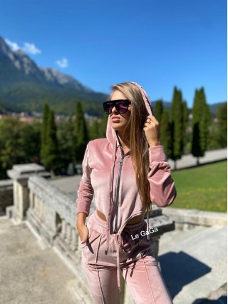 Trening dama superb roz din catifea cu pantaloni stramti si hanorac in V cu fermoar si gluga