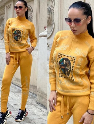 Trening dama din tricot galben cu bluza pe gat si model Tablou