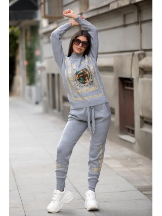 Trening dama din tricot gri cu bluza pe gat si model Tablou